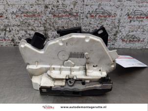 O163799 Gebruikte slotmechaniek portier 4deurs rechts-voor Skoda Fabia