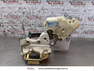 O163825 Gebruikte slotmechaniek portier 4deurs rechts-achter Nissan Almera Tino
