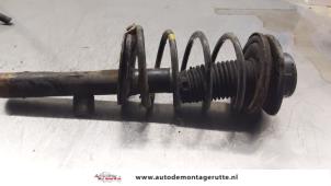 O163932 Gebruikte schokdemperpoot links-voor Peugeot 206