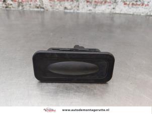 O164421 Gebruikte schakelaar achterklep Renault Clio