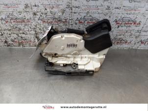 O164525 Gebruikte portierslot mechaniek 4deurs links-achter Volkswagen Polo