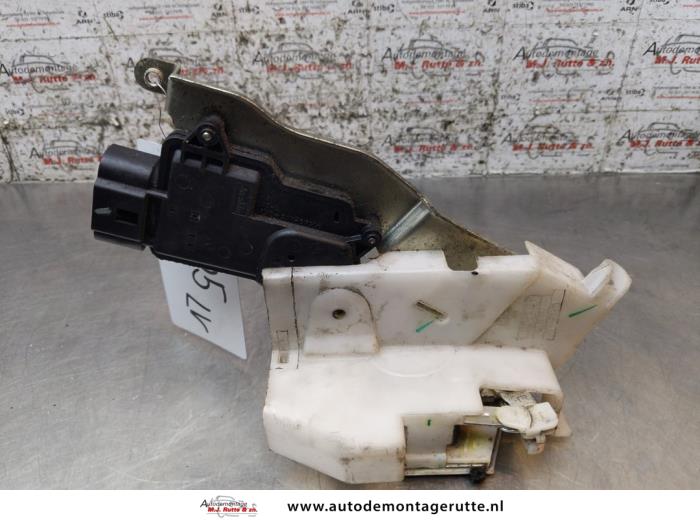 Gebruikte Slotmechaniek Portier 4Deurs links-voor Suzuki Alto O164666