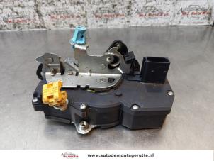 O164855 Gebruikte slotmechaniek portier 4deurs rechts-voor Chevrolet HHR