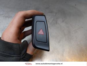 O165057 Gebruikte alarmlicht schakelaar Audi A4