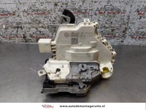 O165256 Gebruikte portierslot mechaniek 4deurs links-voor Audi A4