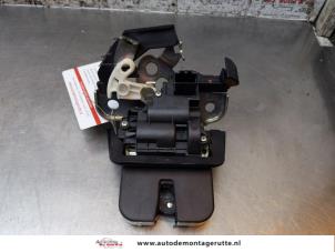 O165288 Gebruikte slotmechaniek achterklep Audi A4
