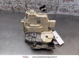 O165301 Gebruikte slotmechaniek portier 4deurs rechts-voor Audi A4