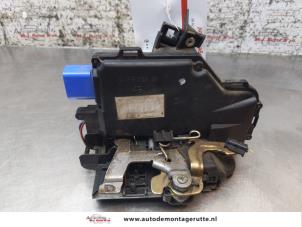 O165424 Gebruikte deurslot mechaniek 4deurs links-achter Volkswagen Touareg