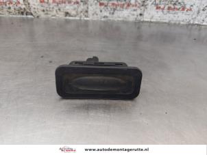 O165571 Gebruikte schakelaar achterklep Renault Megane