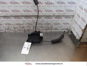 O165593 Gebruikte slotmechaniek portier 4deurs links-achter Renault Laguna