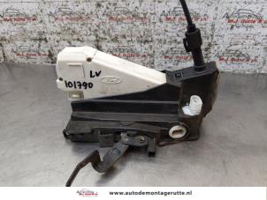 O165912 Gebruikte portierslot mechaniek 4deurs links-voor Ford Mondeo