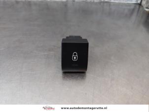 O166113 Gebruikte schakelaar centr. deurvergrendeling Peugeot 3008