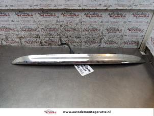 O166290 Gebruikte handgreep achterklep Opel Corsa
