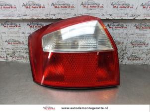 O166627 Gebruikte achterlicht links Audi A4