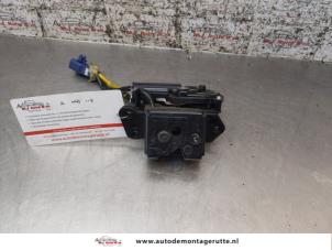 O166700 Gebruikte slotmechaniek achterklep Toyota Yaris