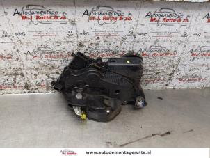 O166870 Gebruikte deurslot mechaniek 4deurs links-voor Toyota Yaris