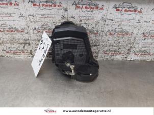 O167526 Gebruikte slotmechaniek portier 4deurs links-achter Toyota Yaris