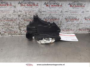 O167587 Gebruikte slotmechaniek portier 2deurs rechts Mitsubishi Colt