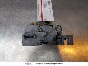O167684 Gebruikte portierslot mechaniek 4deurs links-voor Peugeot 307