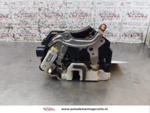 O167709 Gebruikte portierslot mechaniek 4deurs rechts-achter Mitsubishi Lancer