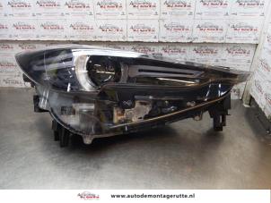 Gebruikte Koplamp rechts Mazda CX-5 II (KF) 2.0 SkyActiv-G 150 16V 2WD Prijs € 350,00 Margeregeling aangeboden door Autodemontage M.J. Rutte B.V.