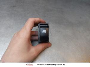 O167921 Gebruikte schakelaar elektrisch raam Chevrolet Spark