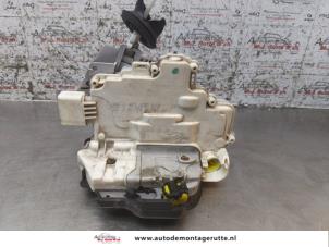 O167977 Gebruikte slotmechaniek portier 4deurs links-voor Audi A3