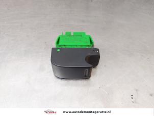 O168061 Gebruikte schakelaar elektrisch raam Citroen C1