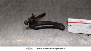 O168175 Gebruikte dynamosteun onder Citroen C1