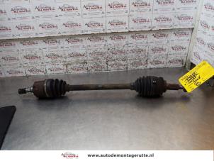 O168201 Gebruikte steekas links-voor Suzuki Swift