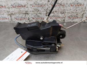 O168226 Gebruikte slotmechaniek portier 2deurs links Mercedes Vito