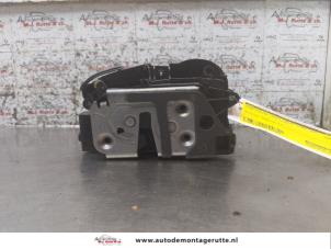 O168561 Gebruikte portierslot mechaniek 4deurs links-voor Ford Fiesta