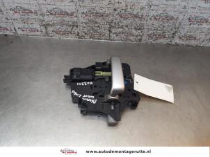 O168691 Gebruikte portiergreep 2deurs links Peugeot 1007