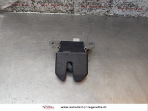 O168692 Gebruikte slotmechaniek achterklep Volkswagen Bora
