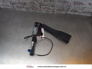 O168712 Gebruikte veiligheidsgordel insteek links-voor Opel Corsa