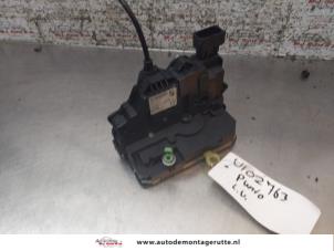 O168809 Gebruikte slotmechaniek portier 4deurs links-voor Fiat Punto