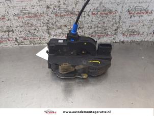 O168829 Gebruikte slotmechaniek portier 4deurs rechts-voor Opel Astra