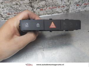 O168831 Gebruikte schakelaar paniekverlichting Opel Astra