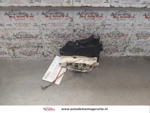 O168867 Gebruikte slotmechaniek portier 4deurs links-voor Mitsubishi Lancer