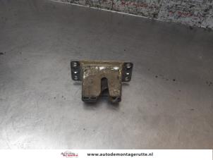O168905 Gebruikte achterklep slotmechaniek Nissan Primastar