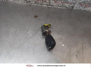 O169014 Gebruikte cilinderslot portier links Peugeot 206