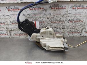 O169196 Gebruikte portierslot mechaniek 4deurs links-voor Suzuki Wagon R+