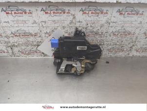 O169526 Gebruikte deurslot mechaniek 4deurs links-voor Skoda Fabia