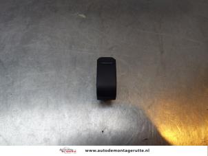 O169805 Gebruikte schakelaar elektrisch raam Citroen C1