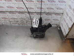 O169843 Gebruikte deurslot mechaniek 4deurs rechts-voor Toyota Landcruiser