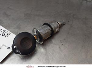 O169928 Gebruikte cilinderslot portier links Mitsubishi Colt