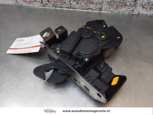 O169966 Gebruikte slotmechaniek achterklep Opel Tigra