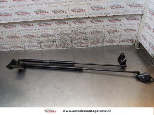 O170133 Gebruikte set gasdempers achterklep Suzuki Alto