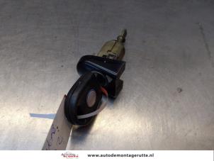 O170151 Gebruikte cilinderslot portier links Volkswagen Beetle