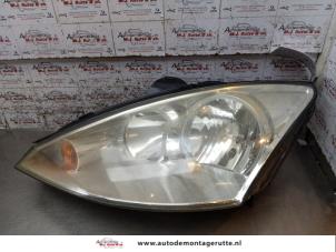 O170305 Gebruikte koplamp links Ford Focus